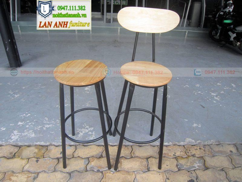 Ghế chân sắt mặt gỗ quầy bar nhỏ gọn, phù hợp với mọi không gian