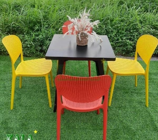 Bàn ghế nhựa được đặt ngoài sân vườn rất phổ biến