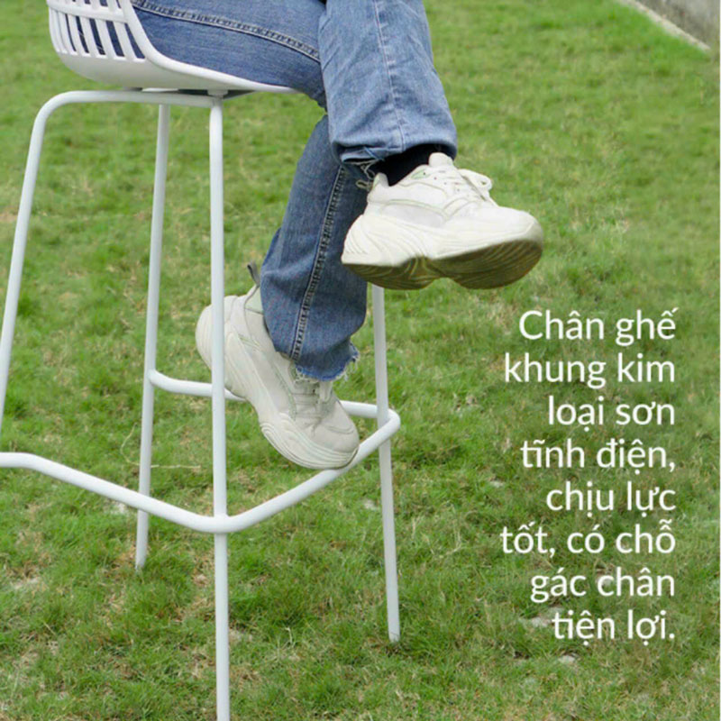 Ghế quầy bar mặt nhựa chân sắt LAD2031A dùng được cả không gian ngoài trời.