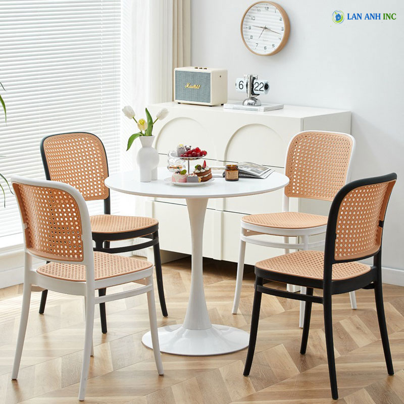 Bộ bàn cafe tròn 4 ghế nhựa đúc giả mây mang lại cảm giác thân thuộc, ấm cúng cho người sử dụng.