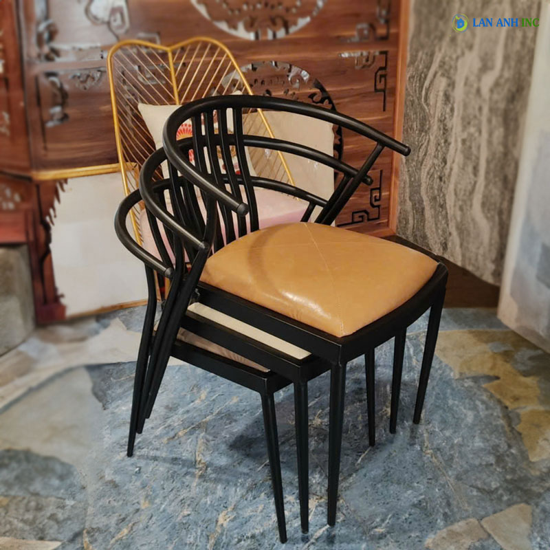 Ghế ăn cafe nhà hàng chân sắt mặt đệm LASK25 có thể xếp chồng giúp tiết kiệm không gian.