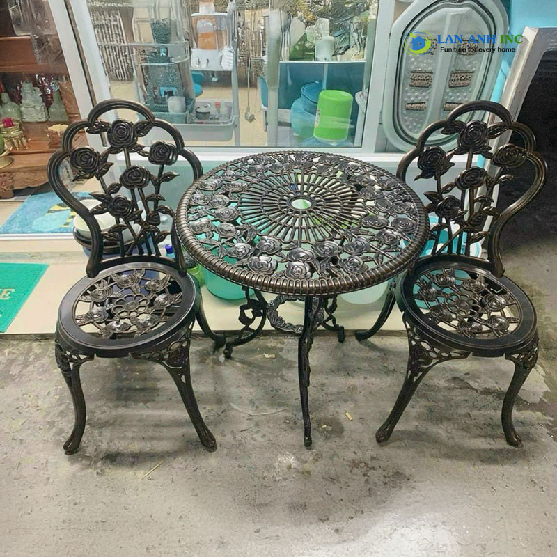 Ghế nhôm đúc ngoài trời hiện đại AV1 màu đồng mang vẻ đẹp cổ điển. Ghế nhôm đúc ngoài trời hiện đại AV1 màu đồng mang vẻ đẹp cổ điển.