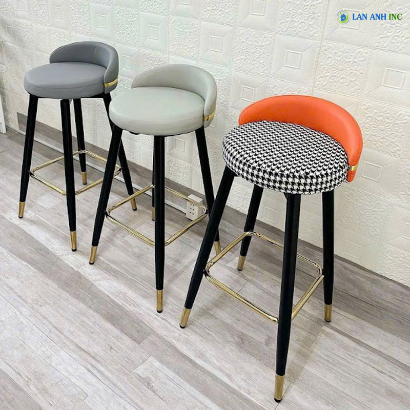 Ghế quầy bar chân sắt mặt nệm LADP33 với 3 màu xám nhat, xám đậm, và vải sọc caro-lưng cam.