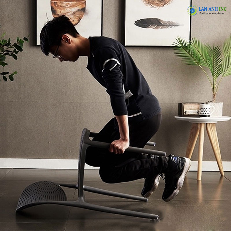 Ghế nhựa đúc tốt thường có độ cứng cáp vừa phải, không quá mềm để bị biến dạng dễ dàng, cũng không quá giòn để dễ vỡ Ghế nhựa đúc tốt thường có độ cứng cáp vừa phải, không quá mềm để bị biến dạng dễ dàng, cũng không quá giòn để dễ vỡ