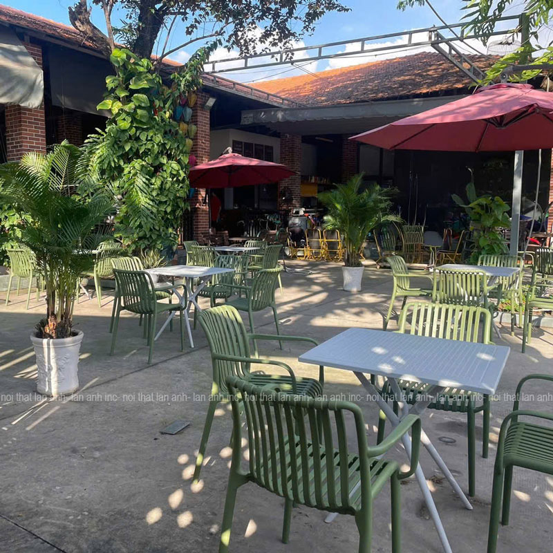 Bộ bàn ghế cafe nhựa đúc BBCF88 có thiết kế đơn giản hiện đại phù hợp với nhiều không gian khác nhau.