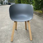Ghế nhựa chân sắt 1886A màu xám đậm thực tế