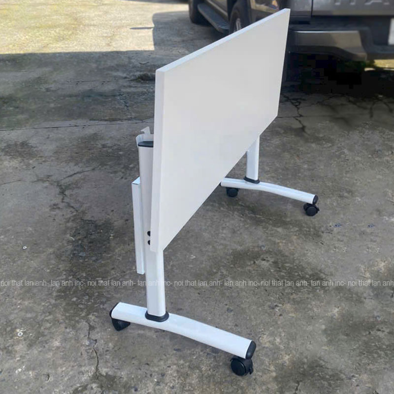 Bàn văn phòng BVP02 xếp gọn tiện lợi.