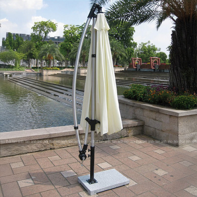 Ô dù lệch tâm che nắng ngoài trời LAO6001 hình thực tế khi gấp gọn.