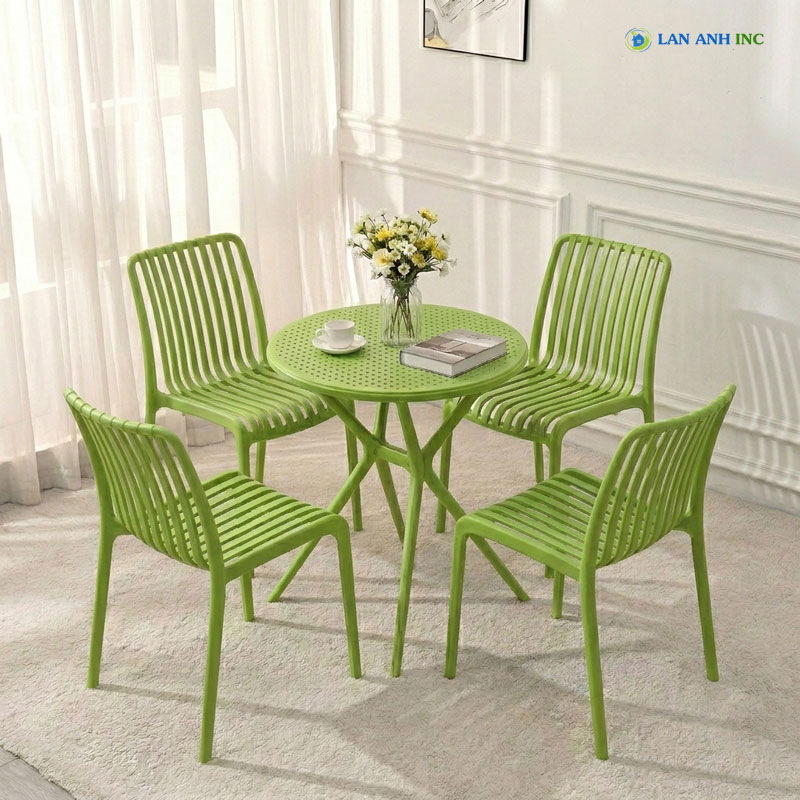 Bộ bàn 4 ghế nhựa đúc nguyên khối màu xanh lá.