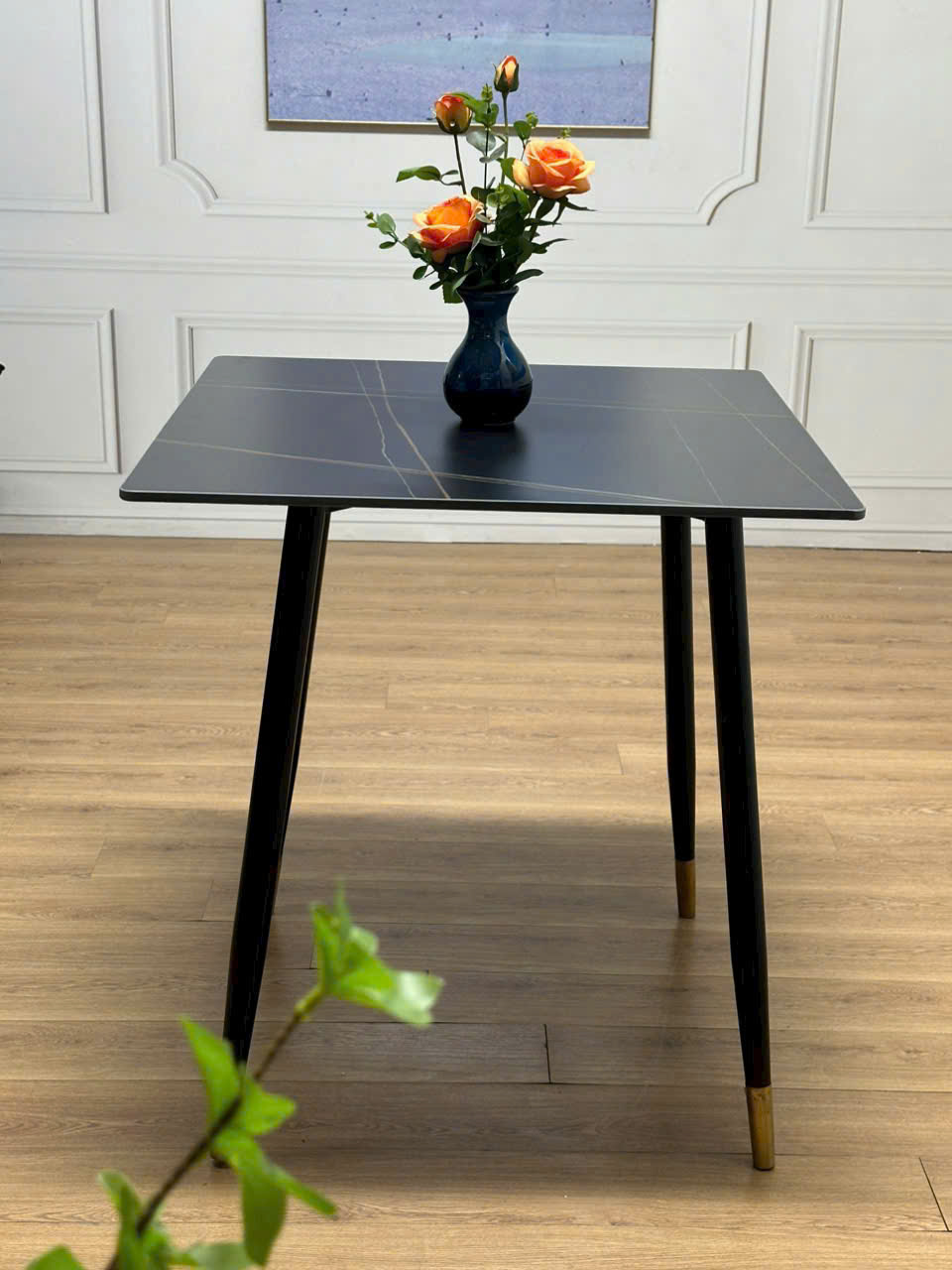 Bàn cafe vuông chân sắt mặt gỗ giả vân đá màu đen Bàn cafe vuông chân sắt mặt gỗ giả vân đá màu đen