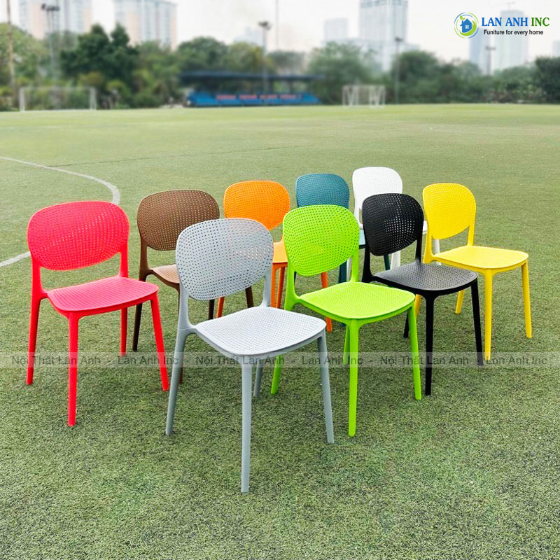 Ghế nhựa đúc nguyên khối xếp chồng với nhiều màu sắc. Ghế nhựa đúc nguyên khối xếp chồng với nhiều màu sắc.